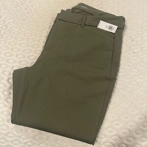 Old Navy. skinny pixie ankle pant. Size 12 petite. New with tags. Never worn.